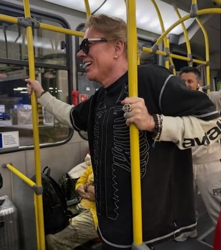 Axl Rose en un bus de El Dorado: la foto que se viralizó y generó una ola de memes