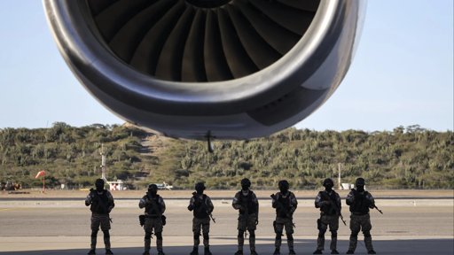 Administração Trump intensifica deportações com compra de aviões e fim de programas