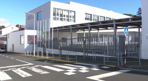 Conflito sobre Horário Escolar na Horta Leva Pais ao Parlamento Açoriano