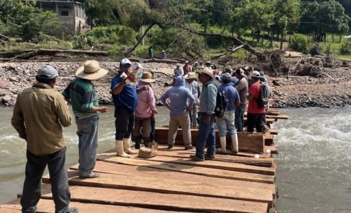 Campesinos de Chicomuselo construyen puente ante la inacción de autoridades