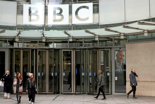 Scandale à la BBC : le directeur général démissionne après un montage controversé sur Donald Trump