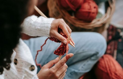 La résurgence du tricot, nouvelle passion des jeunes adultes