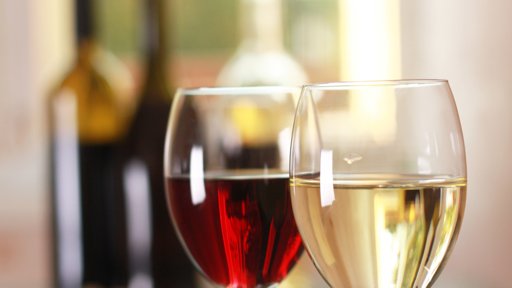 Acordo Comercial UE-EUA Impõe Tarifa de 15% ao Vinho, mas Isenta a Cortiça Portuguesa